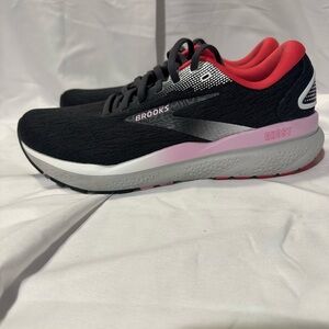 Brooks Women's Black and Silver Sneakers